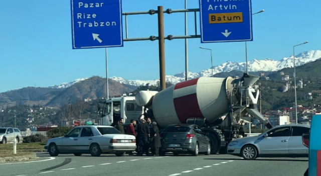 Ardeşen’de Trafik Kazası: Beton Mikserine Çarptı