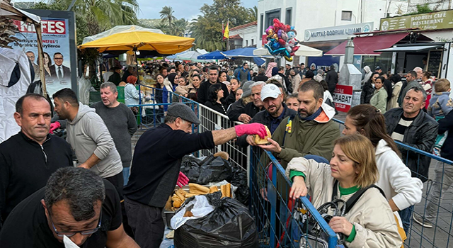 Bodrum’da hamsi festivalinde 3 ton hamsi dağıtıldı, metrelerce kuyruk oluştu