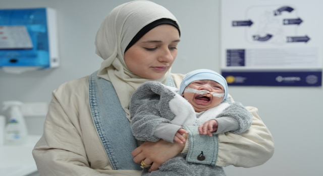 Dudak damağı yarığıyla dünyaya gelen Muhamed bebek için tedaviye başlandı