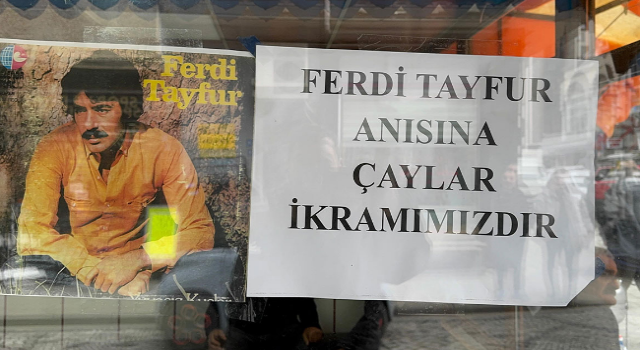 Ferdi Tayfur hayranı muhtar herkese ücretsiz Rize çayı dağıttı