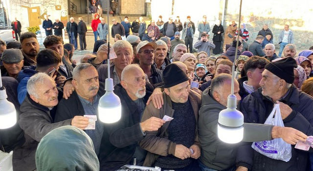 Hopa'da 30 liralık hamsiye yoğun ilgi