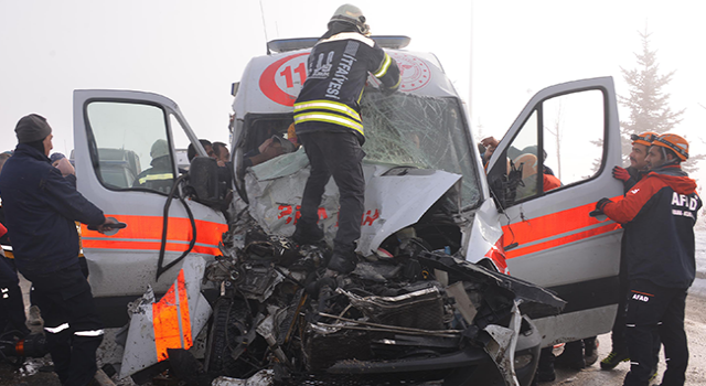 Kaza ihbarına giden ambulans, TIR'a çarptı; 3 sağlık görevlisi yaralı