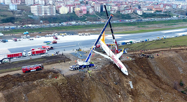 Pistten çıkıp, deniz kenarında duran uçağın davası düştü