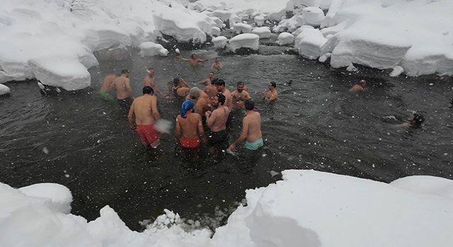 Rize'de kar yağışına rağmen derede yüzdüler