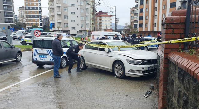 Silahla yaralandı, hastane yolunda kaza yaptı