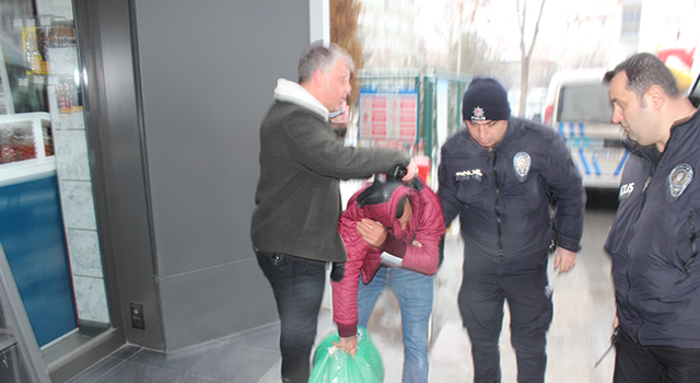 Akrabasını tüfekle yaraladı, evine girerken yakalandı