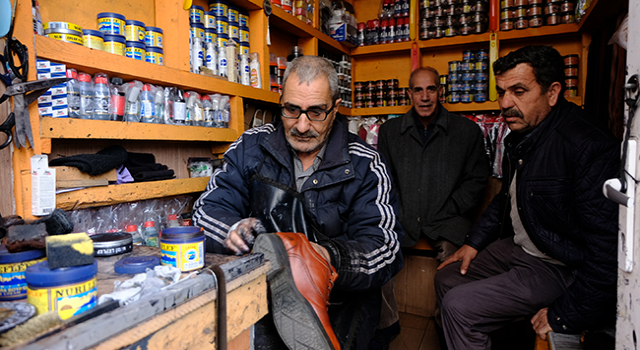 Bedensel engelli baba, ayakkabı boyacılığı yaparak 7 çocuğunu büyüttü