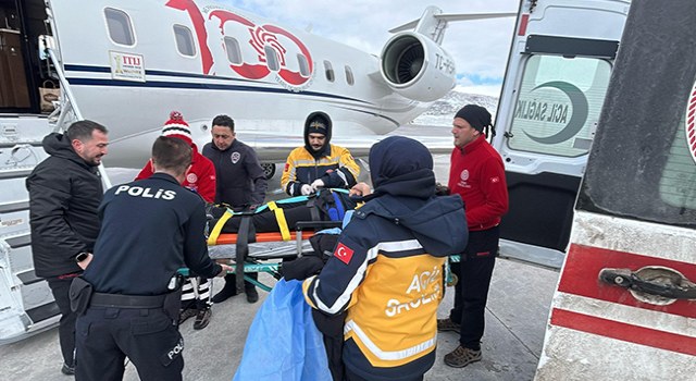 Bingöl'de buzlu zeminde düşüp kalçasını kıran çocuk, ambulans uçakla Ankara'ya sevk edildi