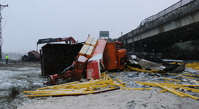 Çarpışan TIR ile Karayolları aracı köprüden uçtu: 2 ölü