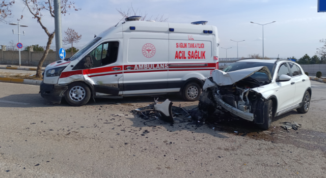 Elazığ'da ambulans ve otomobil çarpıştı: 2 yaralı