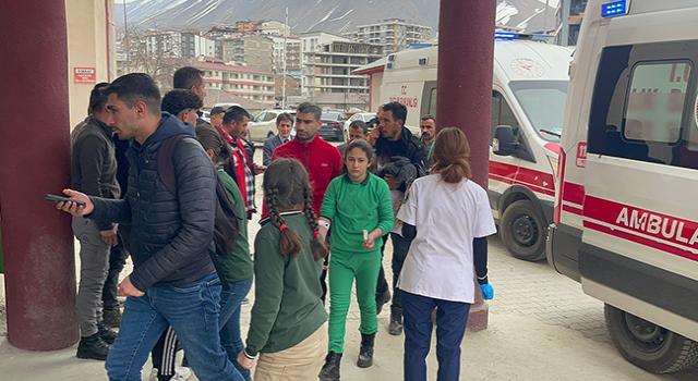 Hakkari'de 34 öğrenci, gıda zehirlenmesi şüphesi ile hastaneye kaldırıldı