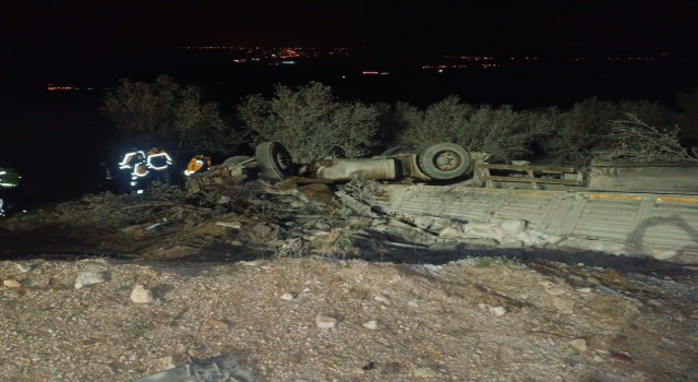 Mersin'de TIR devrildi; 2 ölü