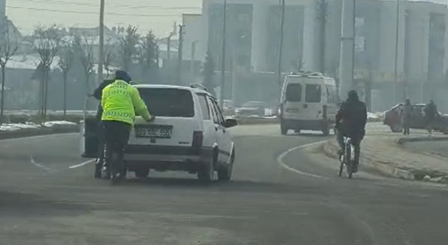 Polis, arızalanıp, trafiği aksatan aracı yol kenarına itti