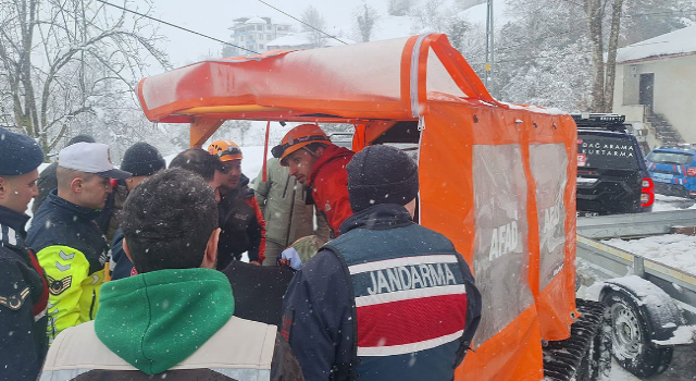 Rize'de AFAD ekipleri yolu kardan kapanan köyde rahatsızlanan hasta için seferber oldu