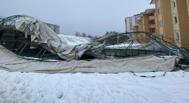 Rize'de kara dayanamayan halı sahanın çatısı çöktü