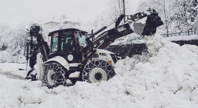 Rize’de Karla Mücadele Devam Ediyor: Kapalı Köy Yolu Sayısı 25’e Düştü