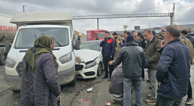 Şırnak'ta otomobil ile kamyonet çarpıştı: 5 yaralı