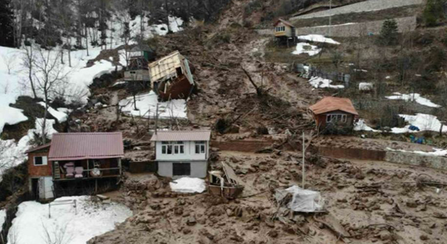 Artvin’de heyelan; ahşap ev çatısının üzerine devrildi