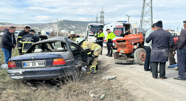 Ehliyetsiz sürücünün kullandığı otomobil ile traktör çarpıştı: 2 yaralı