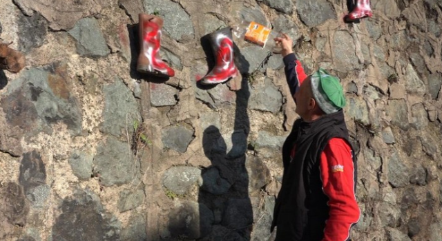 Rize'de taş duvarı saksı olarak kullandığı çizmelerle renklendirdi