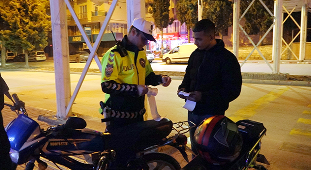 Trafik polisinden motosikletli gençlere 'Ananızı, babanızı düşünün' uyarısı