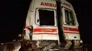 Rize’de Kazaya Müdahale Etmeye Giden Ambulansla Tır Çarpıştı