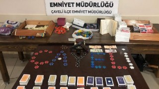 Çayeli’nde Kumar Oynatılan Bir Evde 21 Kişi Yakalandı