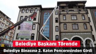 Belediye Başkanı Törende Belediye Binasına 2. Katın Penceresinden Girdi