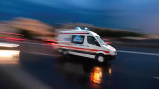 Fındıklı'da ambulans ile otomobilin çarpıştığı kazada sağlık personeli yaralandı.