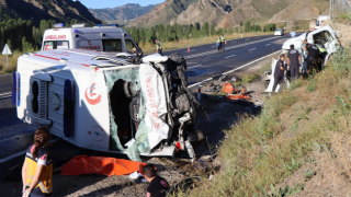 Erzurum'da ambulans ile hafif ticari araç çarpıştı: 4 ölü, 1 yaralı