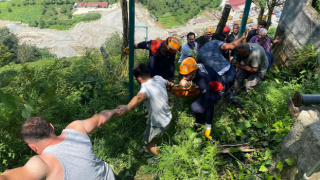 Rize'de ilkel teleferiğe çay yüklediği sırada akıma kapılan kişi yaralandı