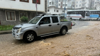 Rize’de sağanak yağış hayatı olumsuz etkiliyor