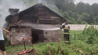 Rize'nin Çayeli İlçesinde Ahırda Yangın Çıktı