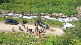 Çayeli'nde araç uçuruma yuvarlandı: 2 ölü, 3 yaralı