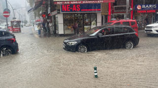 Rize'de şiddetli yağmurda cadde ve sokaklar göle döndü