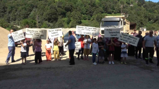 Rizeli vatandaşlar pankart açtı , Köy Halkı canından bezdi