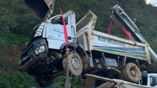 Heyelan Bölgesine Yardım Götüren Kamyon Kaza Yaptı