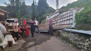 Şiddetli rüzgar çatıyı uçurdu