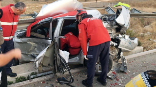 Asker oğullarını birliğine götürürken kaza yaptılar: 1 ölü, 2 yaralı