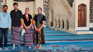 DİYARBAKIR Ulu Camii’nde erkek turistler, kadınlar için ayrılan etekleri giydi