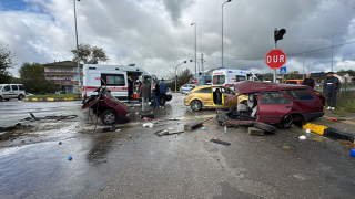 Kavşakta çarpışan otomobillerden biri ikiye bölündü; 1'i çocuk, 6 yaralı