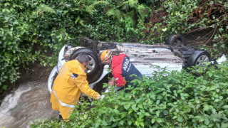 Rize'de Araç Dereye Yuvarlandı