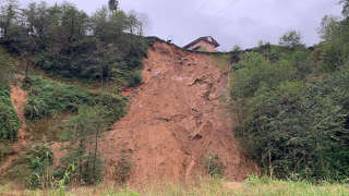 RİZE'de heyelan; 2 boş ev toprak altında kaldı