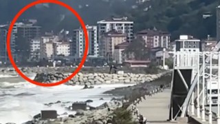 Rize'de hortum binanın çatısını uçurdu