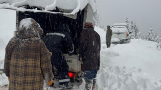 Rize'de kar nedeniyle yaylalarda mahsur kalan yaylacılar hayvanları ile birlikte kurtarıldı