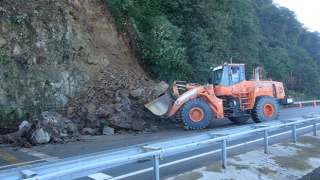 Karadeniz Sahil Yolu’nda heyelanın izleri siliniyor