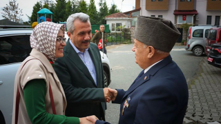 Rize Valisi İhsan Selim Baydaş, Ardeşen’de Kıbrıs Gazisi Recep Ali Kutanis’i ziyaret etti.