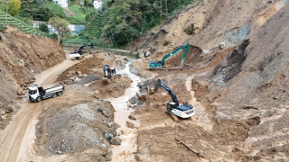 Rize'de heyelanlı bölgeden bin 800 kamyon toprak taşındı