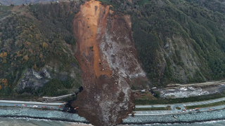 Artvin'deki heyelan sonrası kapanan Karadeniz Sahil Yolu 19 saat sonra tek şeritten ulaşıma açıldı