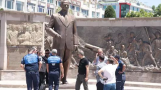 Atatürk Anıtı'na baltayla saldıran dayı ile yeğenin hapis cezası onandı